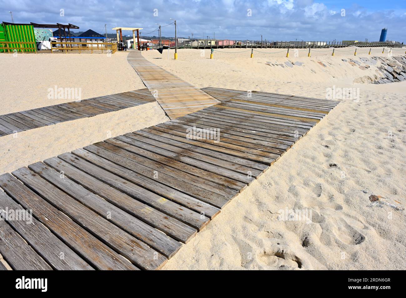 Promenade à travers le sable à Praia de paramos, plage avec défenses marines en pierre près d'Espinho, Portugal Banque D'Images
