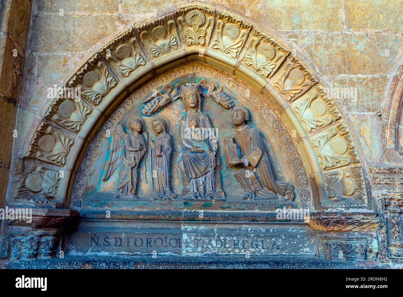 Vierge et enfant intronisé avec des anges adorant dans le cloître de la cathédrale Santa María de Regla de Leon. Castilla León, Espagne. La cathédrale de León Banque D'Images