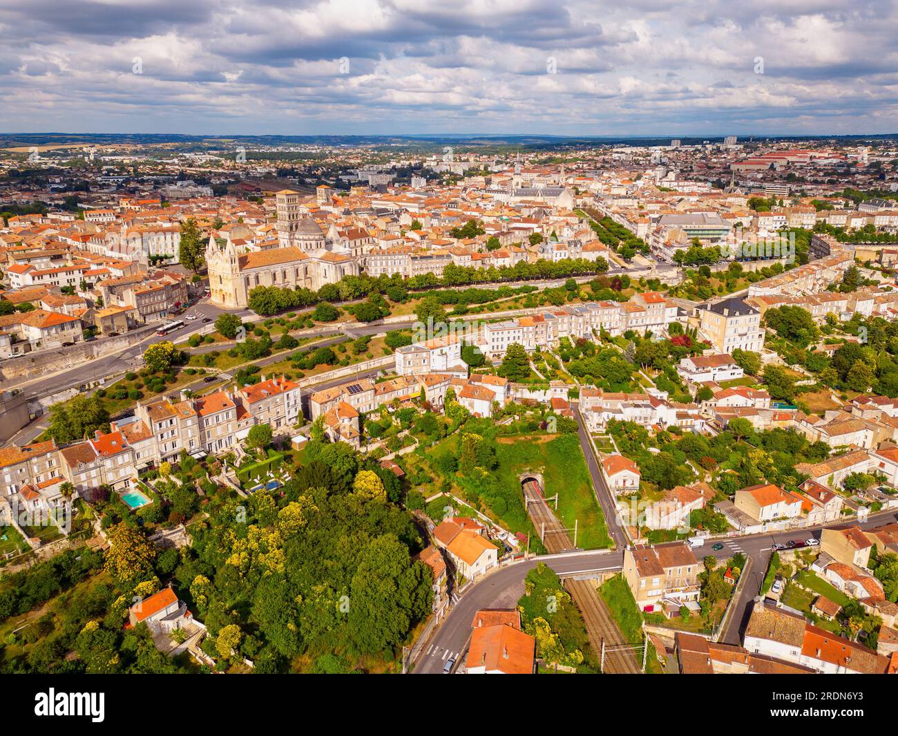 Drone à angle élevé point de vue sur la ville de Angoulême, Nouvelle-Aquitaine, Sud-Ouest de la France le jour d'été Banque D'Images