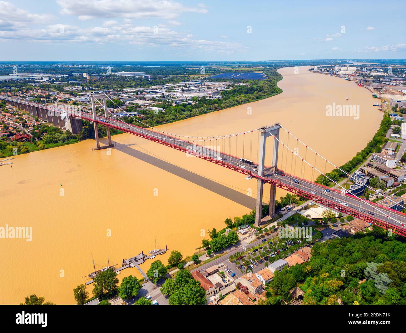 Point de vue Drone à angle élevé sur un pont suspendu traversant la Garonne à Bordeaux, France le jour d'été Banque D'Images