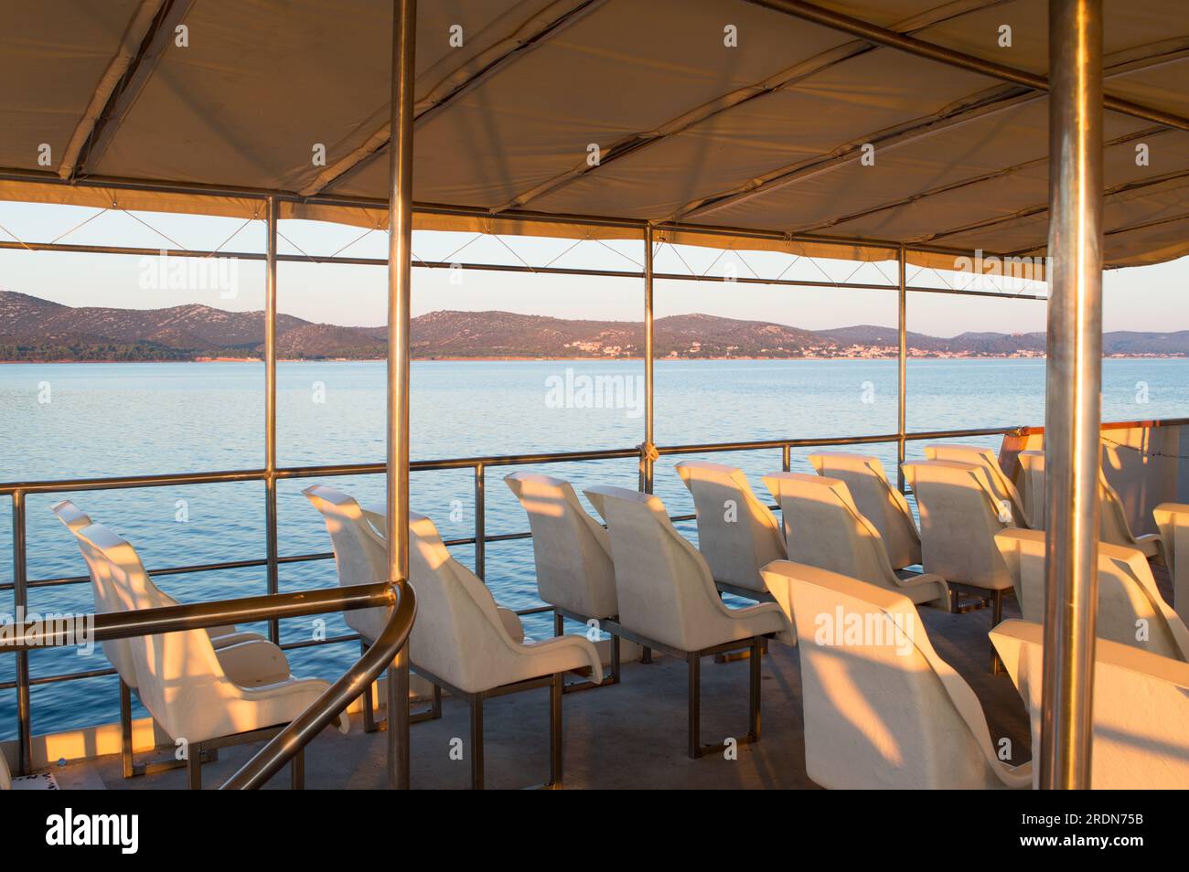 Passagers vides sièges sur un ferry en Dalmatie au lever du soleil, région de Zadar, mer Adriatique Banque D'Images