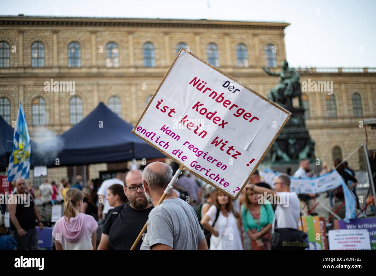 Munich, Allemagne. 19 juillet 2023. Des centaines de personnes se sont jointes à une manifestation de Munich Stands Up ( MSA ). Ils exigent une réévaluation des mesures Covid sous le slogan ' médecine mortelle et crime organisé '. (Photo Alexander Pohl/Sipa USA) crédit : SIPA USA/Alamy Live News Banque D'Images