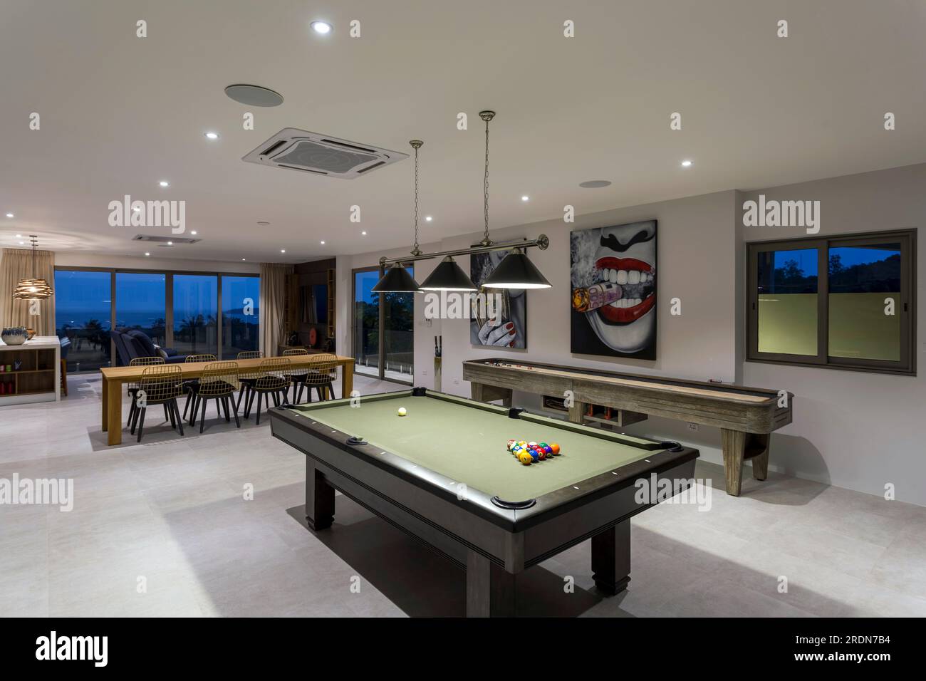 Koh Samui, Thaïlande - 19 février 2020 : une salle de jeux de loisirs résidentielle et une salle de gym à domicile dans le sous-sol d'une villa de luxe. Banque D'Images