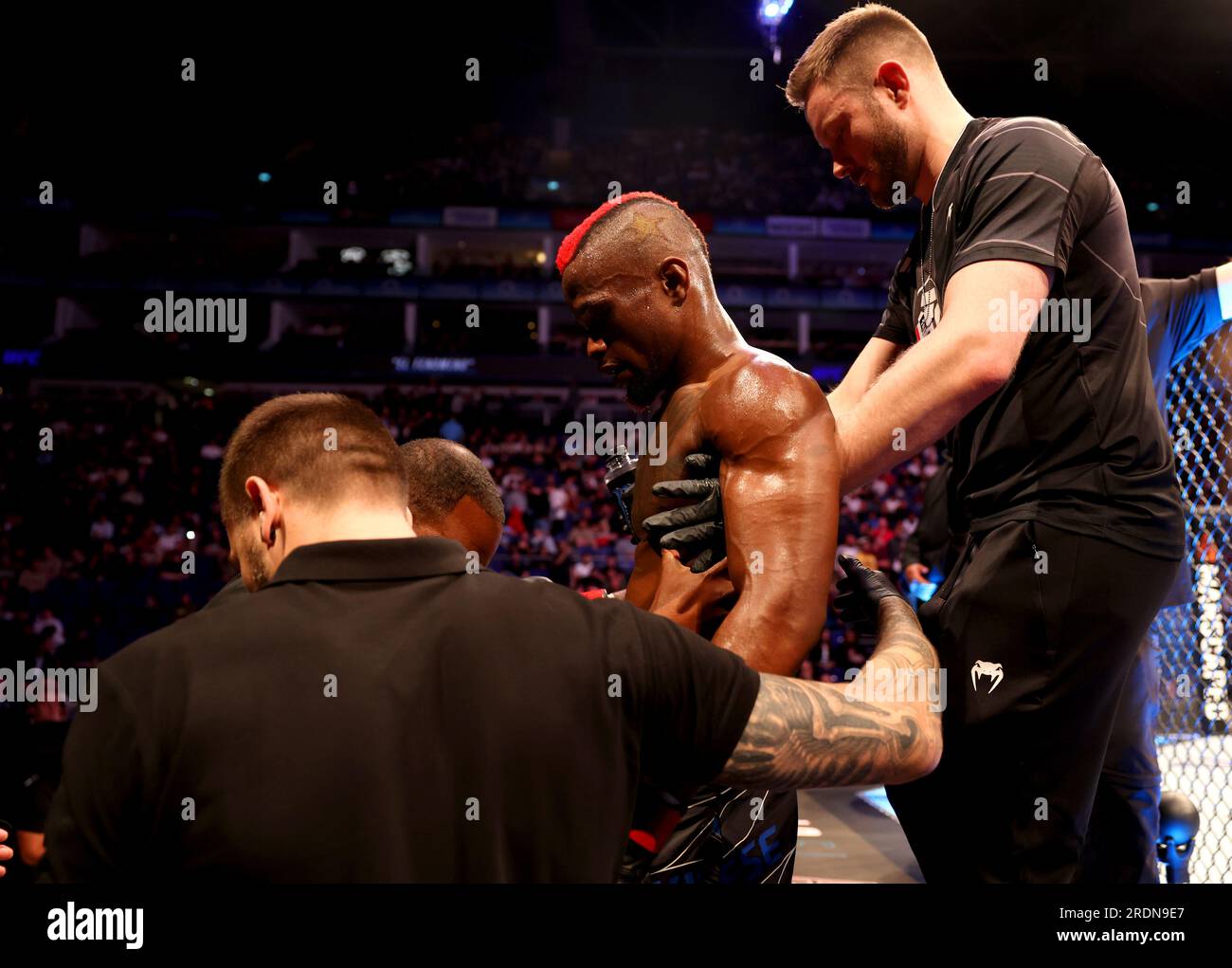 Marc Diakiese est aidé après avoir perdu son combat léger contre Joel Alvarez à l'O2, Londres. Date de la photo : Samedi 22 juillet 2023. Banque D'Images