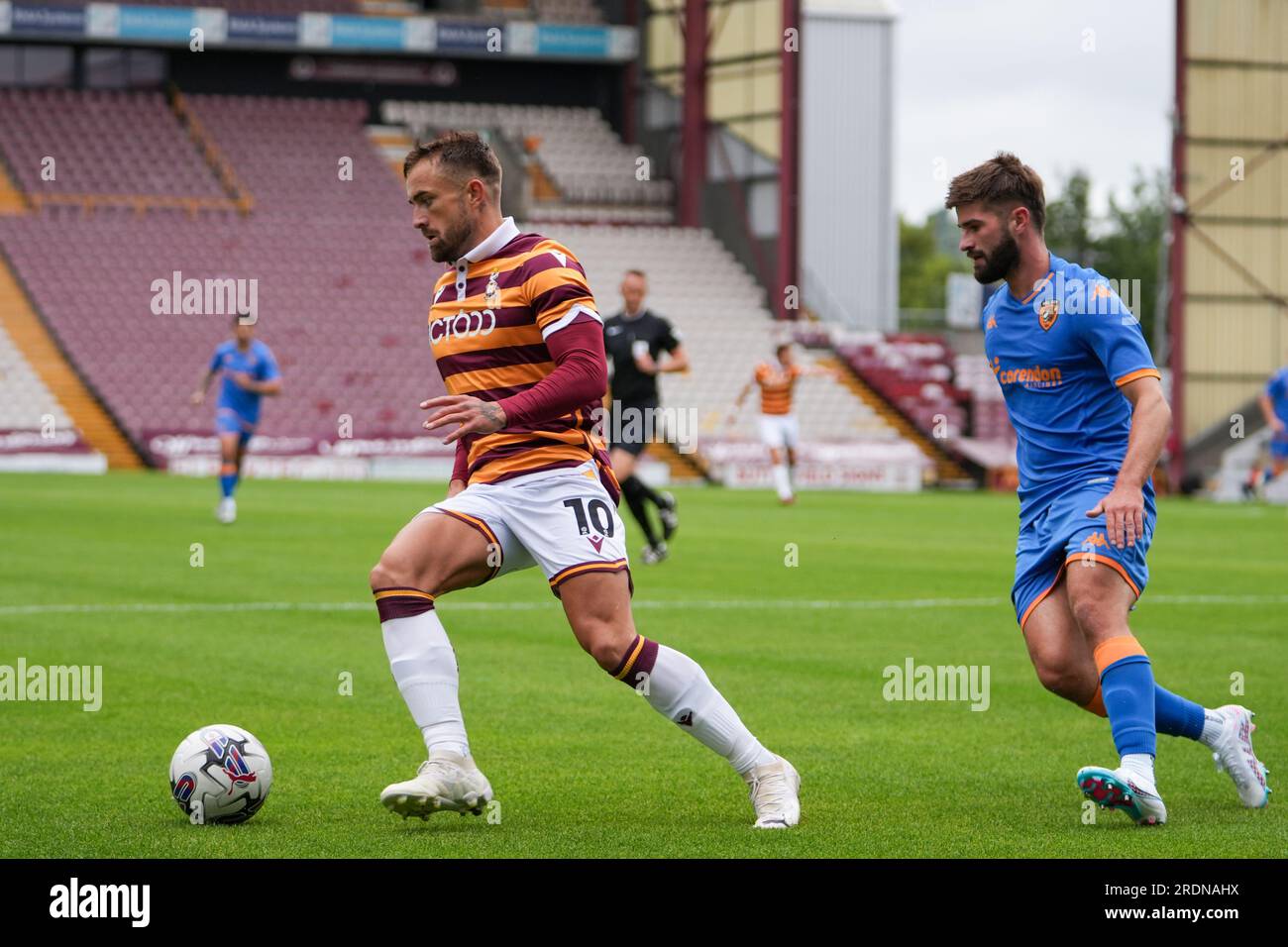 Bradford, Royaume-Uni. 22 juillet 2023. Football League friendly : Bradford City AFC contre Hull City AFC. Alex Pattison de Bradford City sur le ballon. Crédit Paul Whitehurst/Alamy Live News Banque D'Images