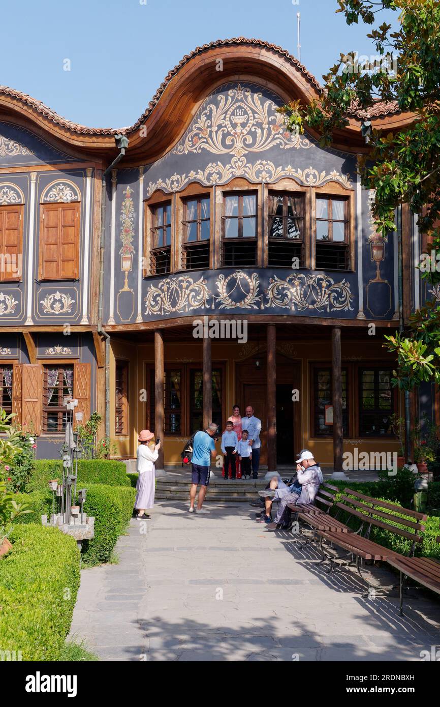 Extérieur du musée ethnographique dans la vieille ville de Plovdiv, Bulgarie, la plus ancienne ville d'Europe. Les visiteurs voient et s'assoient dehors un jour d'été. Banque D'Images