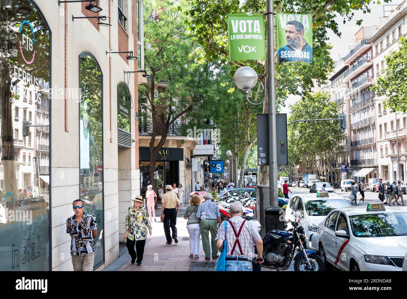 Madrid, Espagne. 21 juillet 2023. Les piétons passent devant une bannière mettant en vedette Santiago Abascal, politicien espagnol, président du parti politique ultra-conservateur et d’extrême droite VOX et candidat aux prochaines élections générales espagnoles. Crédit : SOPA Images Limited/Alamy Live News Banque D'Images