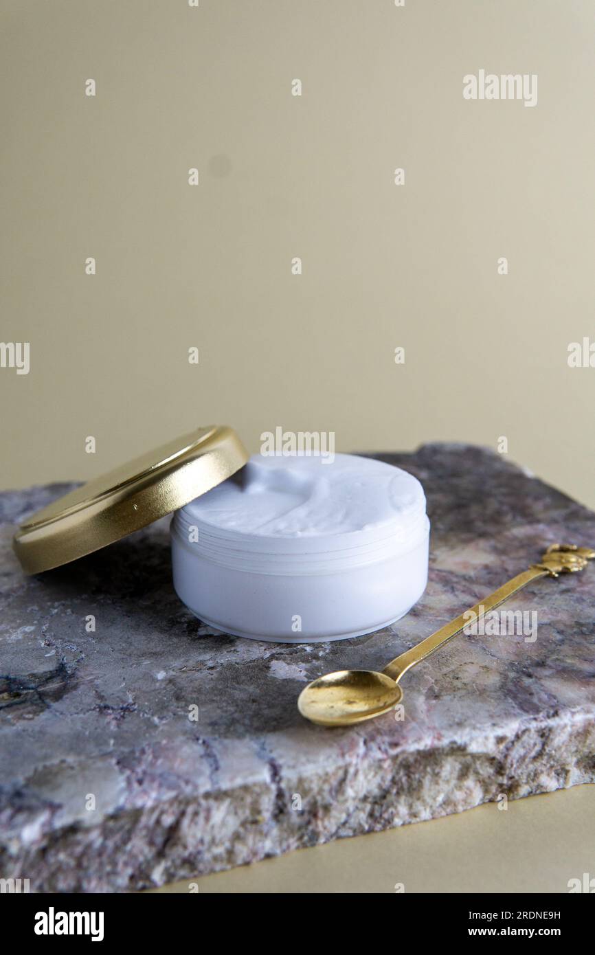 produits de soin de la peau dans un emballage blanc et or Banque D'Images