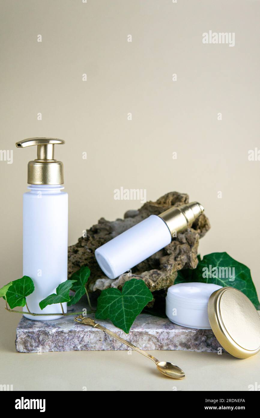 produits de soin de la peau dans un emballage blanc et or Banque D'Images