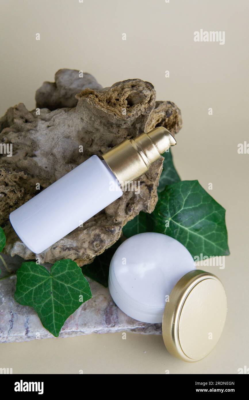 produits de soin de la peau dans un emballage blanc et or Banque D'Images