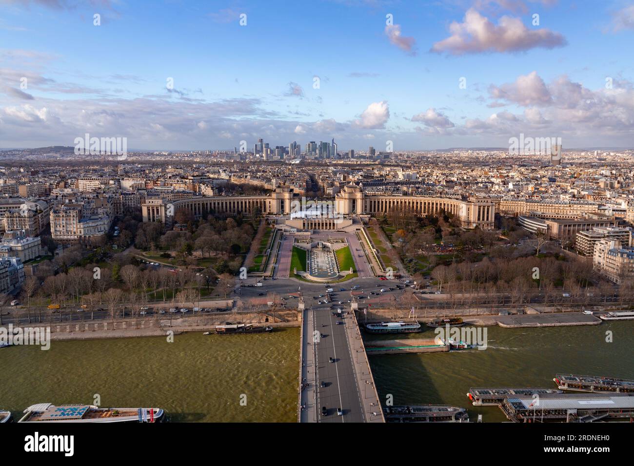 Paris, France - 20 janvier 2022 : vue aérienne de Paris, la capitale française depuis le sommet de la Tour Eiffel. Banque D'Images