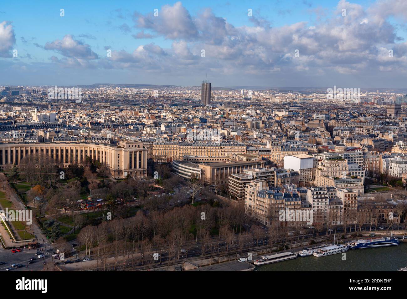 Paris, France - 20 janvier 2022 : vue aérienne de Paris, la capitale française depuis le sommet de la Tour Eiffel. Banque D'Images