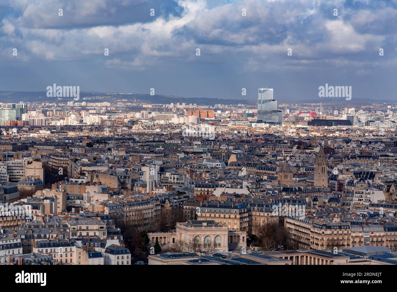 Paris, France - 20 janvier 2022 : vue aérienne de Paris, la capitale française depuis le sommet de la Tour Eiffel. Banque D'Images