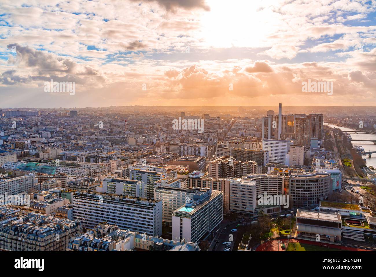 Paris, France - 20 janvier 2022 : vue aérienne de Paris, la capitale française depuis le sommet de la Tour Eiffel. Banque D'Images