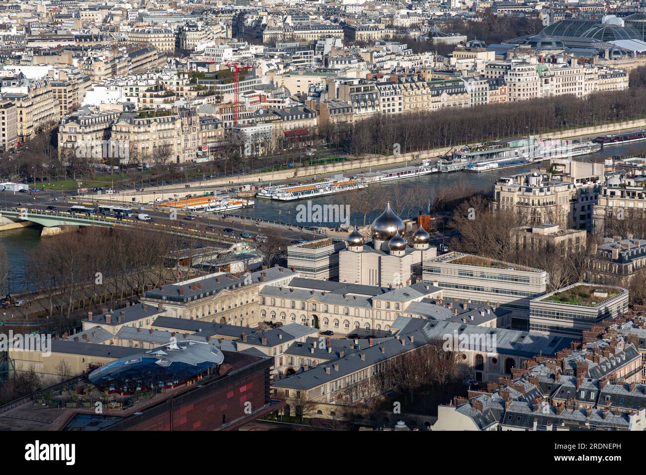 Paris, France - 20 janvier 2022 : vue aérienne de Paris, la capitale française depuis le sommet de la Tour Eiffel. Banque D'Images