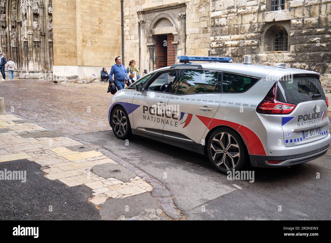Voiture de police dans la vieille ville Aix en Provence France Banque D'Images