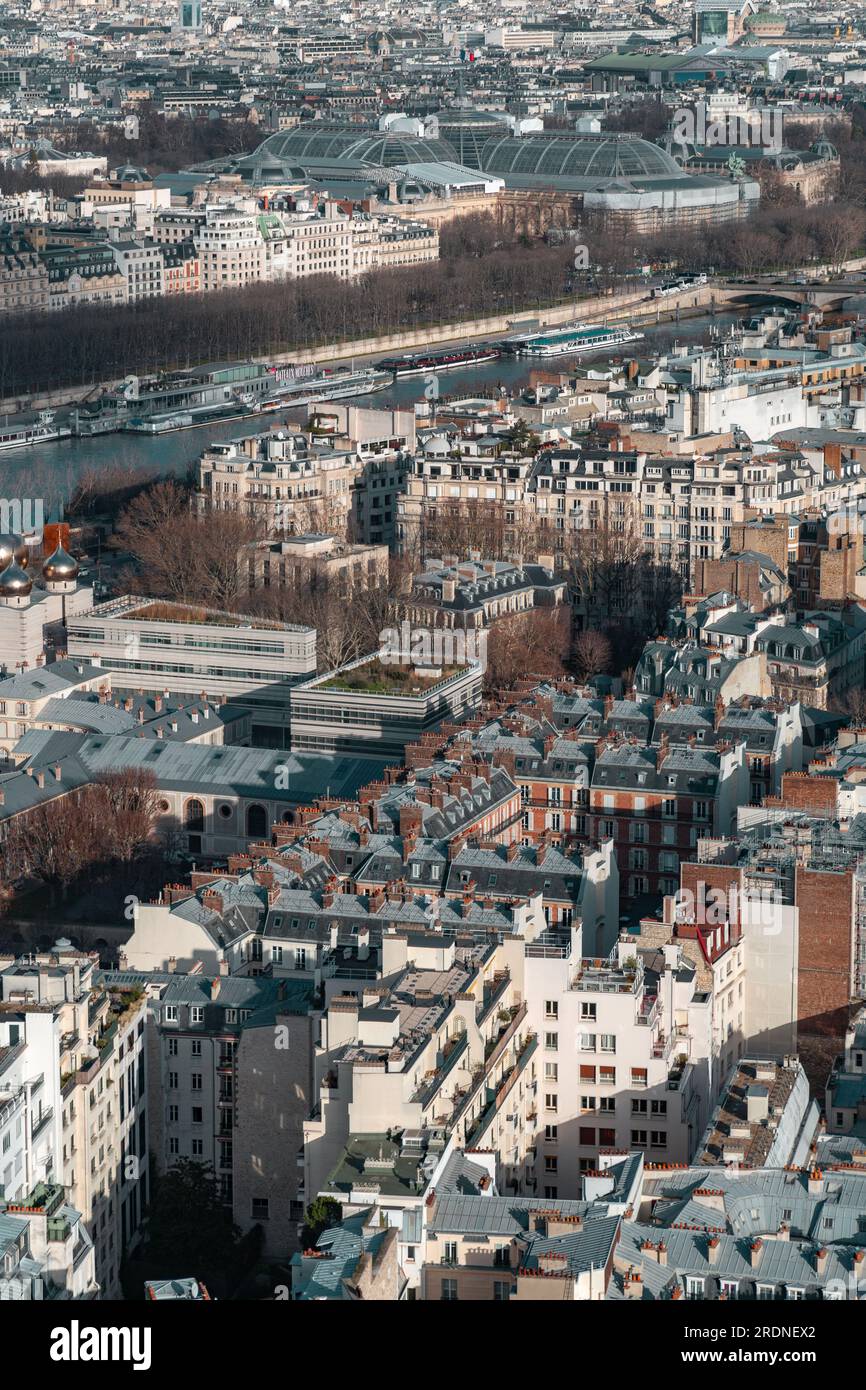 Paris, France - 20 janvier 2022 : vue aérienne de Paris, la capitale française depuis le sommet de la Tour Eiffel. Banque D'Images