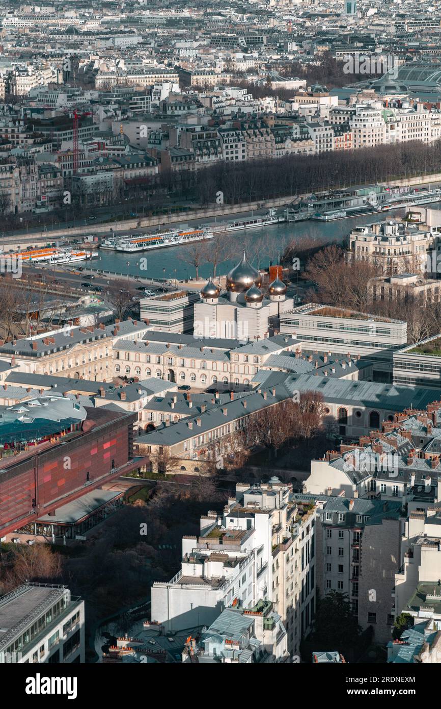 Paris, France - 20 janvier 2022 : vue aérienne de Paris, la capitale française depuis le sommet de la Tour Eiffel. Banque D'Images