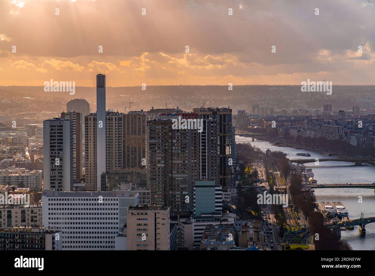 Paris, France - 20 janvier 2022 : vue aérienne de Paris, la capitale française depuis le sommet de la Tour Eiffel. Banque D'Images