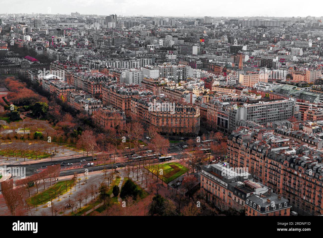 Paris, France - 20 janvier 2022 : vue aérienne de Paris, la capitale française depuis le sommet de la Tour Eiffel. Banque D'Images