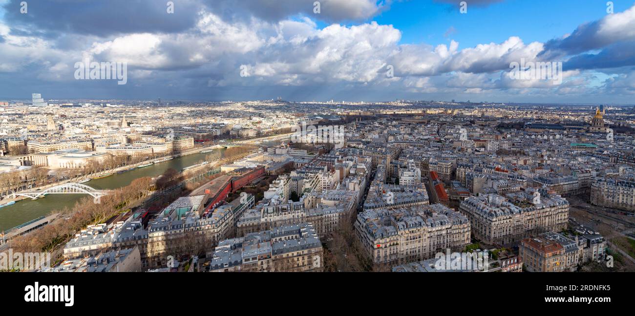 Paris, France - 20 janvier 2022 : vue aérienne de Paris, la capitale française depuis le sommet de la Tour Eiffel. Banque D'Images