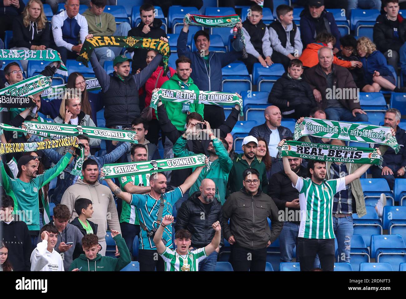 Fans du Real Betis lors du match amical de pré-saison Real Betis vs Middlesbrough au SMH Group Stadiumact Stadium, Chesterfield, Royaume-Uni, le 22 juillet 2023 (photo de Ryan Crockett/News Images) Banque D'Images