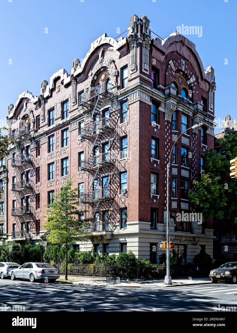 Quartier historique de Clinton Hill : 476 Clinton Avenue/20 Gates Avenue, Royal Castle, Beaux Arts immeuble par Wortmann & Braun, construit en 1913. Banque D'Images