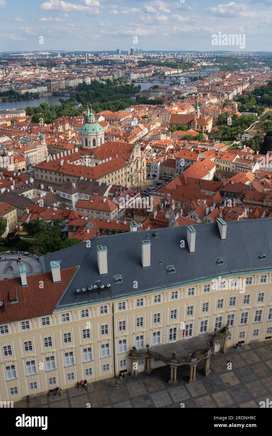 Regardez de la tour sud de la cathédrale du château de Prague sur les bâtiments du château avec balcon vers la petite ville et St. Nicholas Church. Banque D'Images