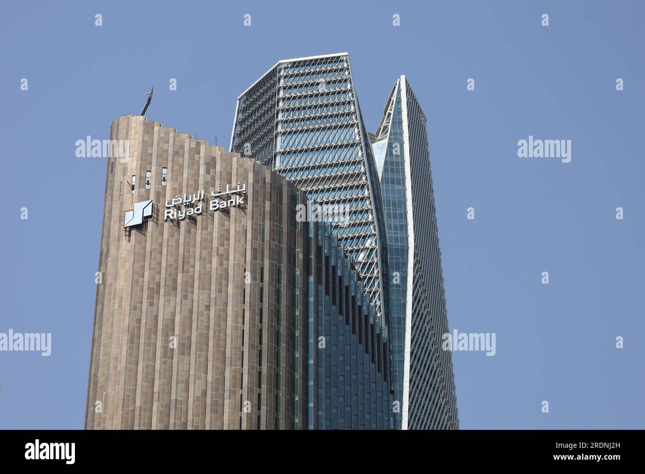 Riyad , Arabie Saoudite - mars 11 2023 : immeuble de bureaux de la Riyadh Bank dans le quartier financier du Roi Abdullah KAFD à Riyad Banque D'Images