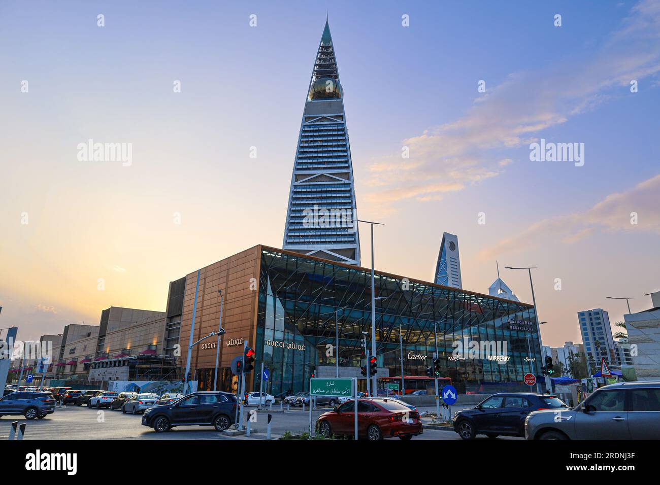 Riyad , Arabie Saoudite Mar 11 2023: Centre ville - tour Al Faysalyah - circulation routière Banque D'Images