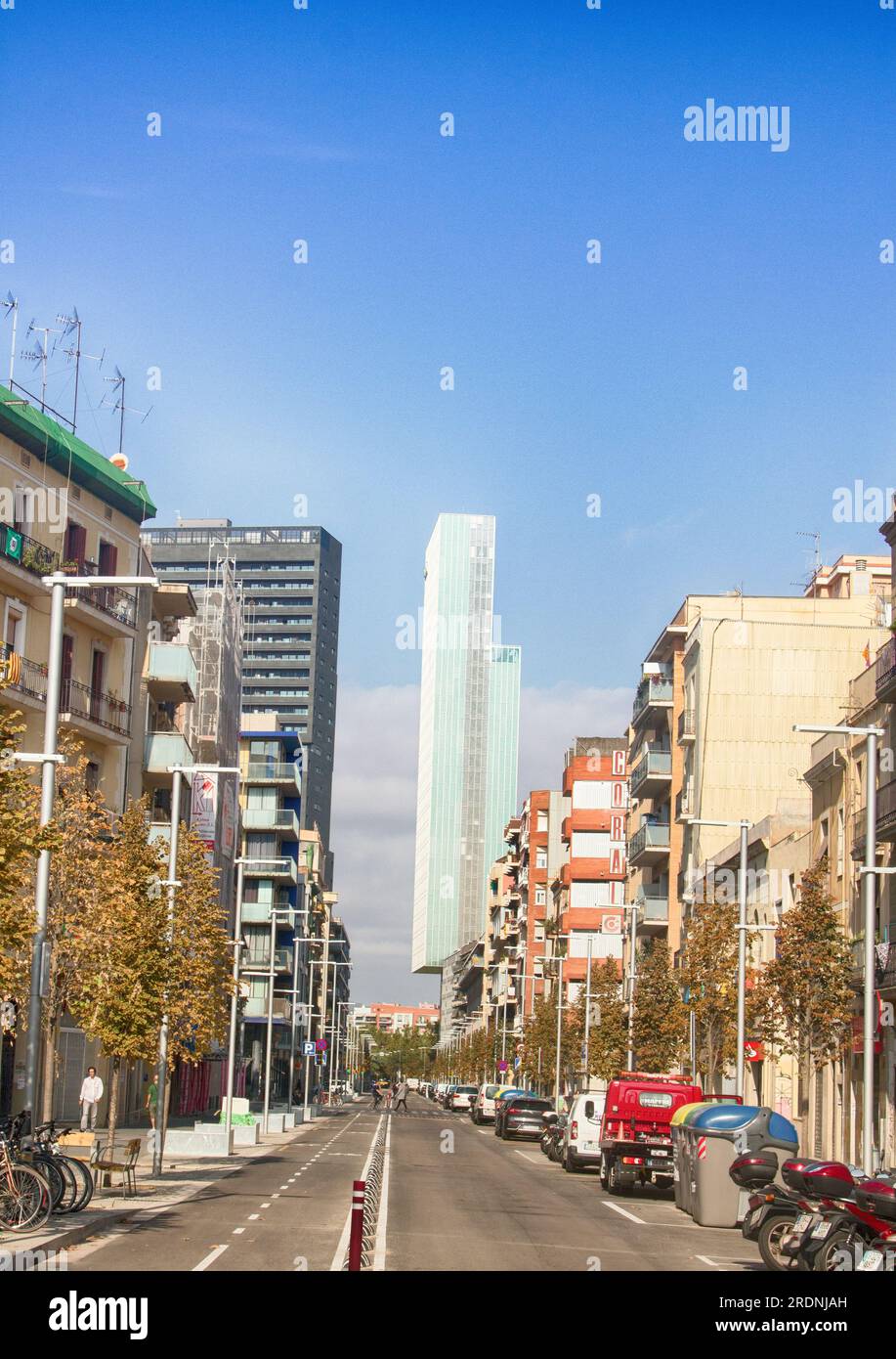 Barcelone, Espagne - 08.10.2017 : une des rues secondaires avec immeuble de grande hauteur en forme de rebord - sol Melia Hôtel par l'architecte Dominiqu Banque D'Images