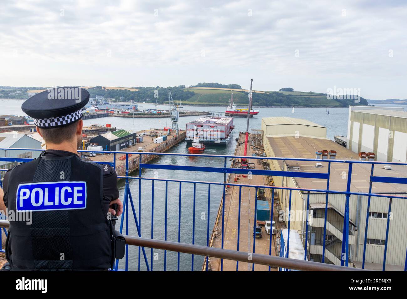 Bibby Stockholm quitte Falmouth Docks pour Portland prêt à accueillir 500 réfugiés Banque D'Images