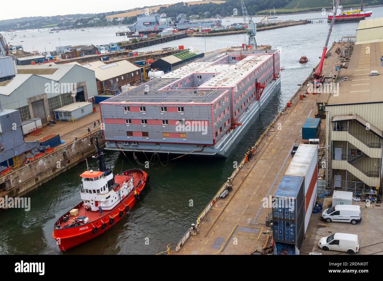 Bibby Stockholm quitte Falmouth Docks pour Portland prêt à accueillir 500 réfugiés Banque D'Images