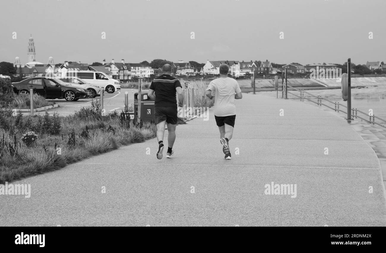 Coureurs sur la promenade de Lytham St Annes, Lancashire, Royaume-Uni, Europe Banque D'Images