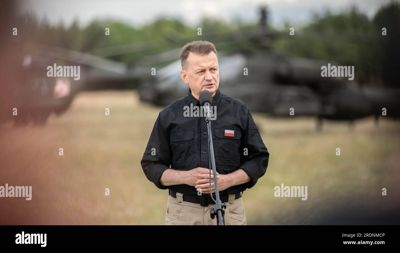 Nadarzyce, Pologne. 21 juillet 2023. Le ministre polonais de la Défense, Mariusz Blaszczak, s'adresse aux soldats multinationaux lors de la manifestation d'artillerie de la Journée des visiteurs distingués, le 21 juillet 2023 à Nadarzyce, en Pologne. Au cours de l'événement, Blaszczak a annoncé que la Pologne achèterait 96 hélicoptères Apache Attack aux États-Unis. Crédit : CPS. Joshua Zayas/US Army/Alamy Live News Banque D'Images