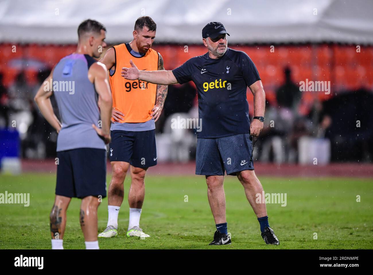 Bangkok, Thaïlande. 22 juillet 2023. Ange Postecoglou (R) Manager de Tottenham Hotspur en séance d'entraînement lors du match de pré-saison contre Leicester City au Rajamangala Stadium. Crédit : SOPA Images Limited/Alamy Live News Banque D'Images