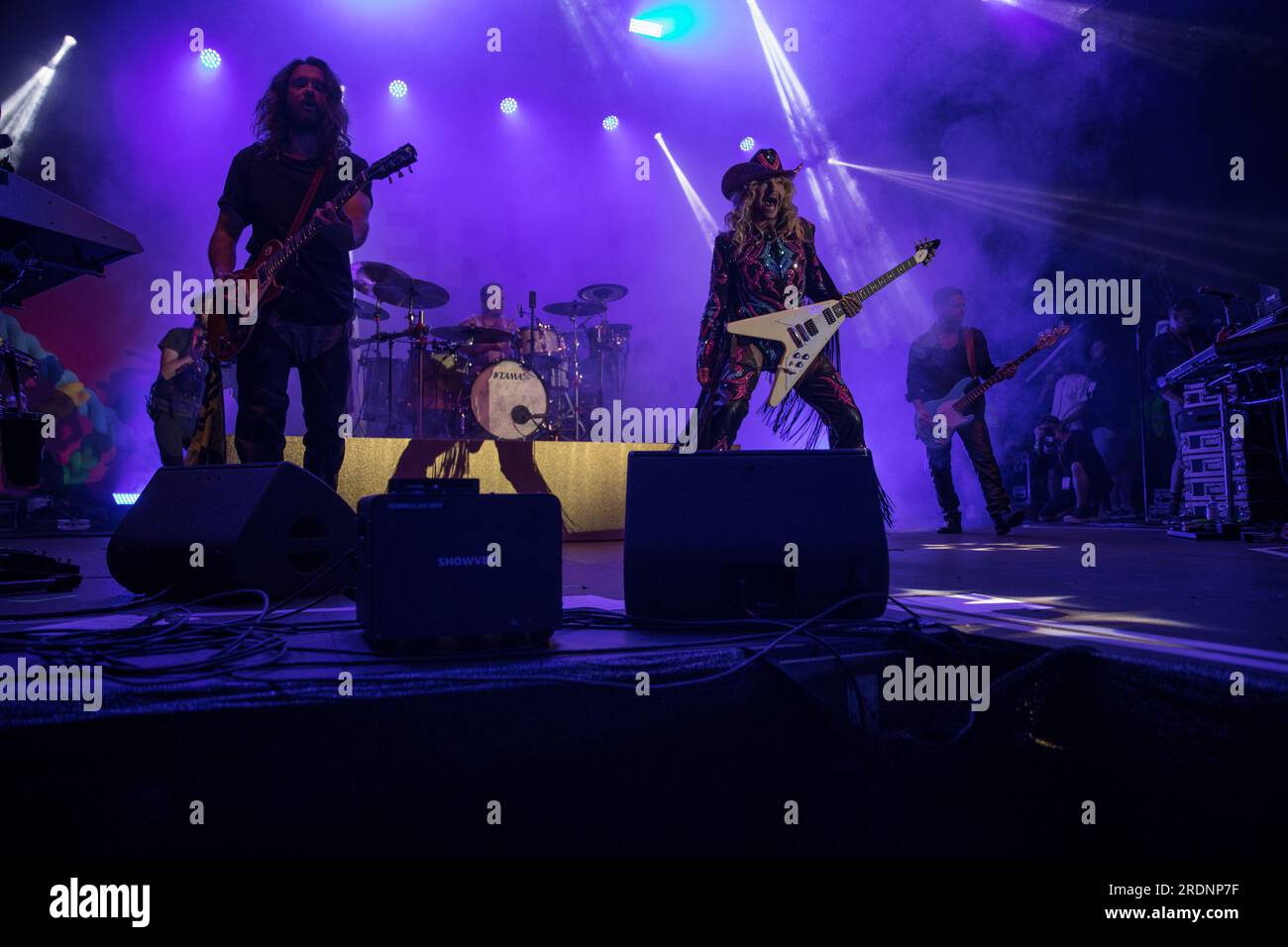 22 juillet 2023, Berlin, Allemagne : le 22 juillet 2023, le Christopher Street Day (CSD) de Berlin, également connu sous le nom de Berlin Pride, a culminé avec une performance mémorable du groupe de rock allemand Tokio Hotel à la porte historique de Brandebourg. L’événement annuel, qui défend les droits LGBTQ et préserve les espaces queer, a vu des milliers de participants marcher dans les rues de la ville dans un vibrant signe de solidarité. Le groupe, dirigé par le chanteur Bill Kaulitz, le guitariste Tom Kaulitz, le bassiste Georg Listing et le batteur Gustav Schaefer, livre une performance électrisante et poignante. Leur performance était un mus Banque D'Images