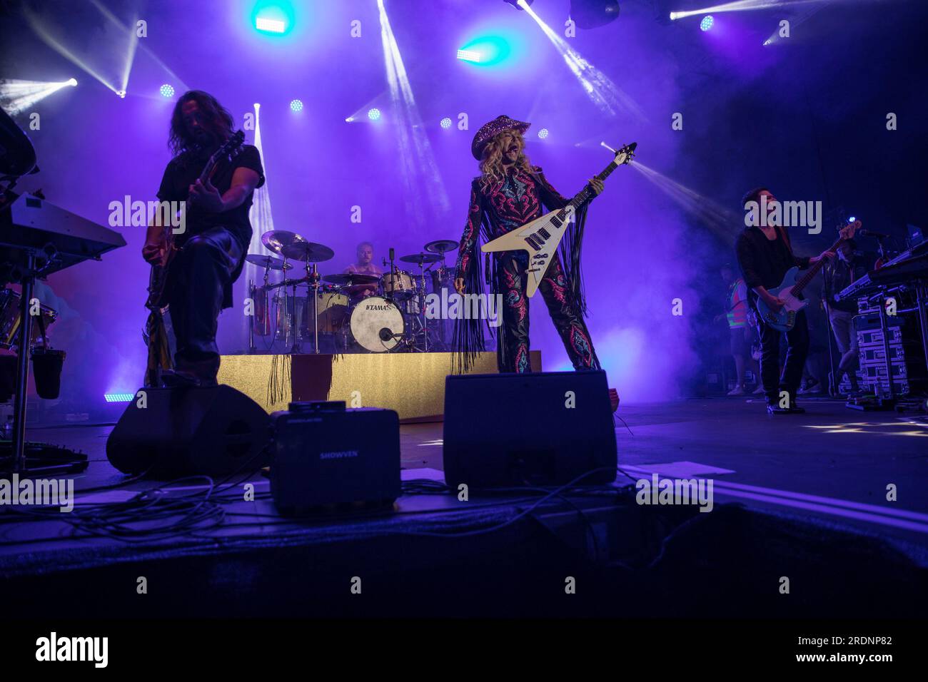 22 juillet 2023, Berlin, Allemagne : le 22 juillet 2023, le Christopher Street Day (CSD) de Berlin, également connu sous le nom de Berlin Pride, a culminé avec une performance mémorable du groupe de rock allemand Tokio Hotel à la porte historique de Brandebourg. L’événement annuel, qui défend les droits LGBTQ et préserve les espaces queer, a vu des milliers de participants marcher dans les rues de la ville dans un vibrant signe de solidarité. Le groupe, dirigé par le chanteur Bill Kaulitz, le guitariste Tom Kaulitz, le bassiste Georg Listing et le batteur Gustav Schaefer, livre une performance électrisante et poignante. Leur performance était un mus Banque D'Images