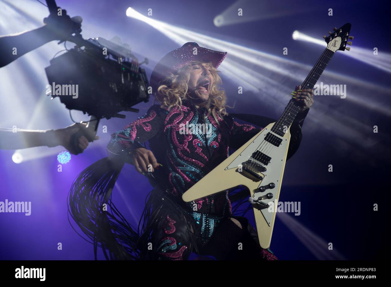 22 juillet 2023, Berlin, Allemagne : le 22 juillet 2023, le Christopher Street Day (CSD) de Berlin, également connu sous le nom de Berlin Pride, a culminé avec une performance mémorable du groupe de rock allemand Tokio Hotel à la porte historique de Brandebourg. L’événement annuel, qui défend les droits LGBTQ et préserve les espaces queer, a vu des milliers de participants marcher dans les rues de la ville dans un vibrant signe de solidarité. Le groupe, dirigé par le chanteur Bill Kaulitz, le guitariste Tom Kaulitz, le bassiste Georg Listing et le batteur Gustav Schaefer, livre une performance électrisante et poignante. Leur performance était un mus Banque D'Images