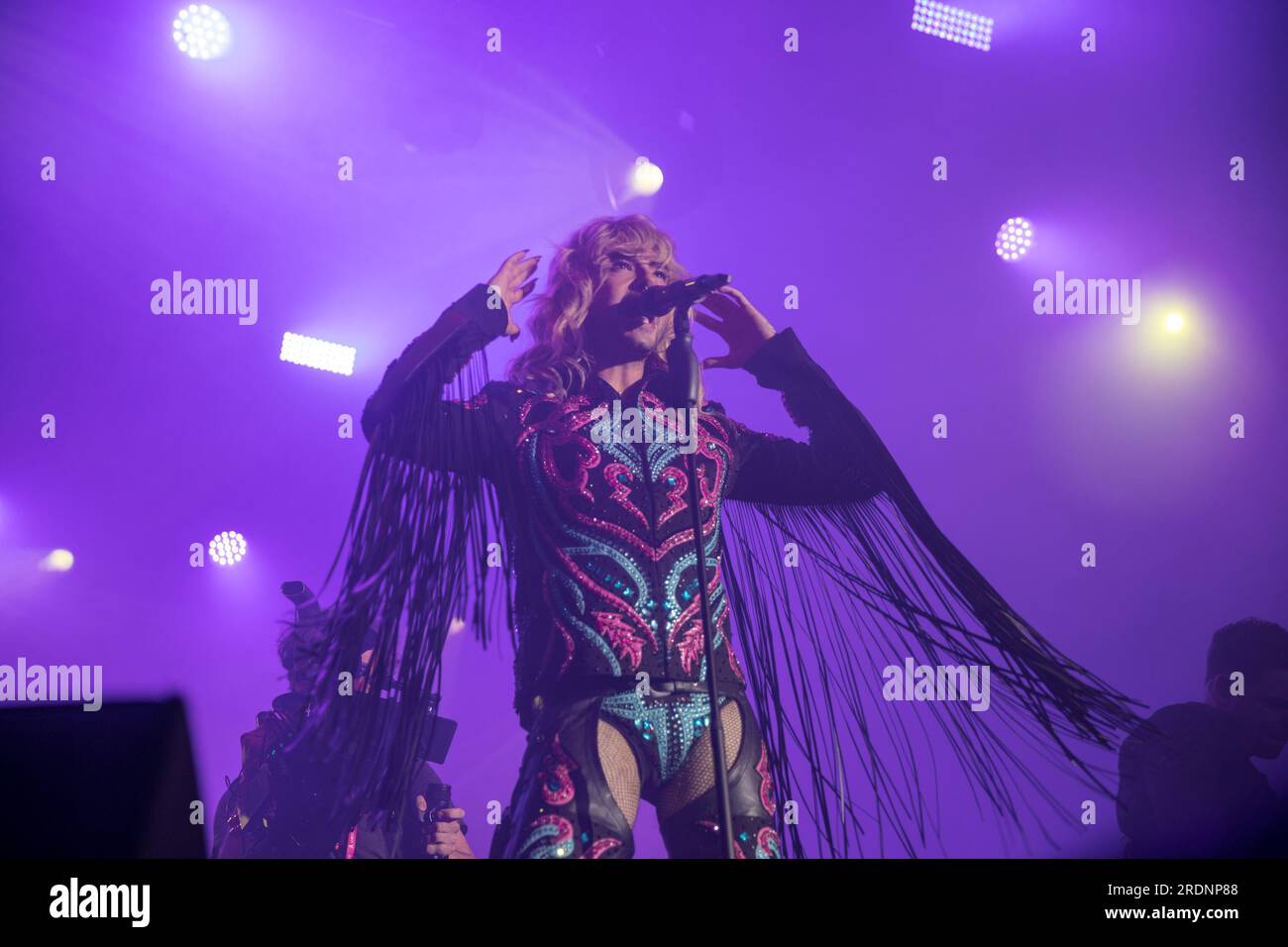 22 juillet 2023, Berlin, Allemagne : le 22 juillet 2023, le Christopher Street Day (CSD) de Berlin, également connu sous le nom de Berlin Pride, a culminé avec une performance mémorable du groupe de rock allemand Tokio Hotel à la porte historique de Brandebourg. L’événement annuel, qui défend les droits LGBTQ et préserve les espaces queer, a vu des milliers de participants marcher dans les rues de la ville dans un vibrant signe de solidarité. Le groupe, dirigé par le chanteur Bill Kaulitz, le guitariste Tom Kaulitz, le bassiste Georg Listing et le batteur Gustav Schaefer, livre une performance électrisante et poignante. Leur performance était un mus Banque D'Images