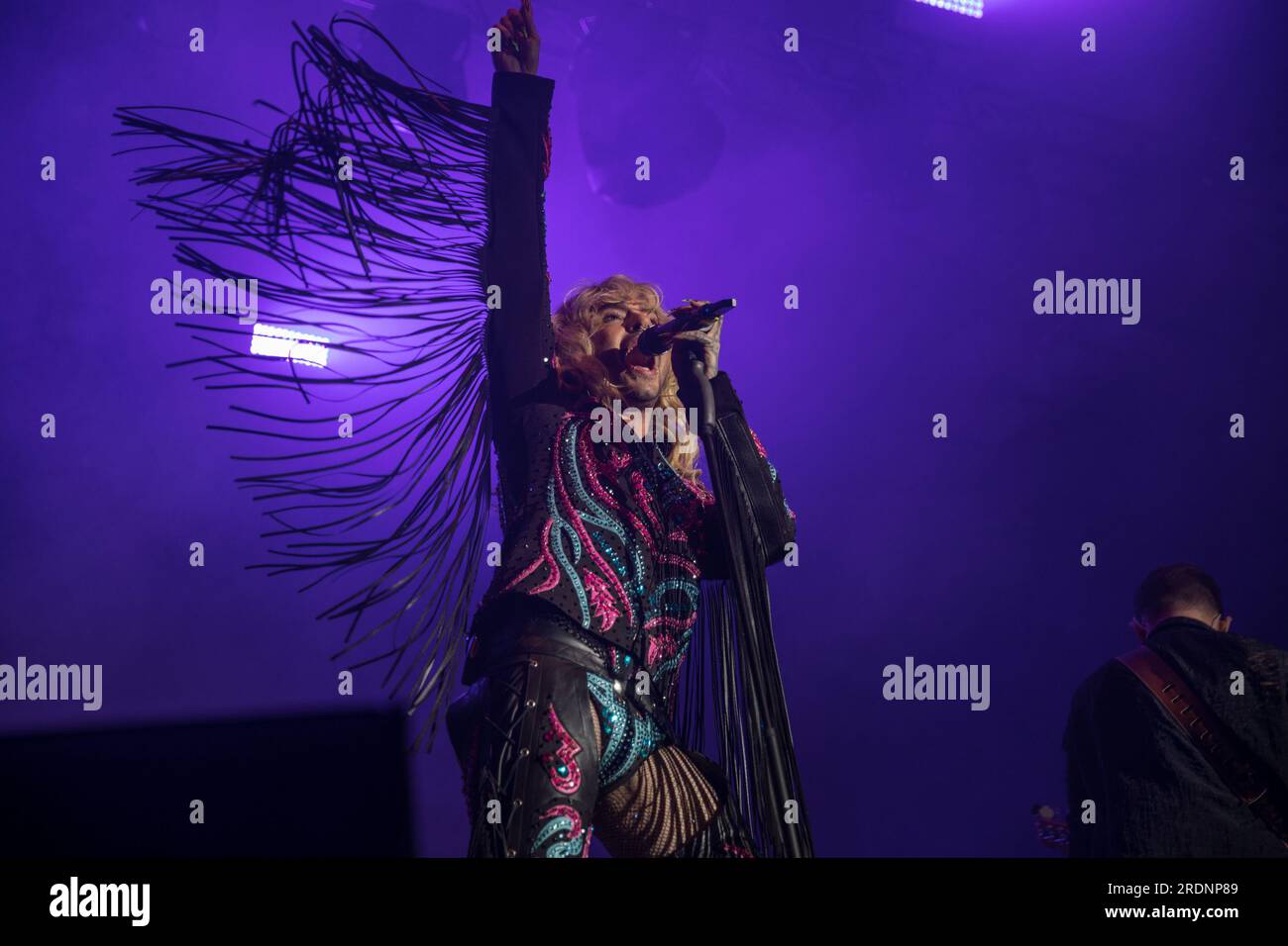 22 juillet 2023, Berlin, Allemagne : le 22 juillet 2023, le Christopher Street Day (CSD) de Berlin, également connu sous le nom de Berlin Pride, a culminé avec une performance mémorable du groupe de rock allemand Tokio Hotel à la porte historique de Brandebourg. L’événement annuel, qui défend les droits LGBTQ et préserve les espaces queer, a vu des milliers de participants marcher dans les rues de la ville dans un vibrant signe de solidarité. Le groupe, dirigé par le chanteur Bill Kaulitz, le guitariste Tom Kaulitz, le bassiste Georg Listing et le batteur Gustav Schaefer, livre une performance électrisante et poignante. Leur performance était un mus Banque D'Images