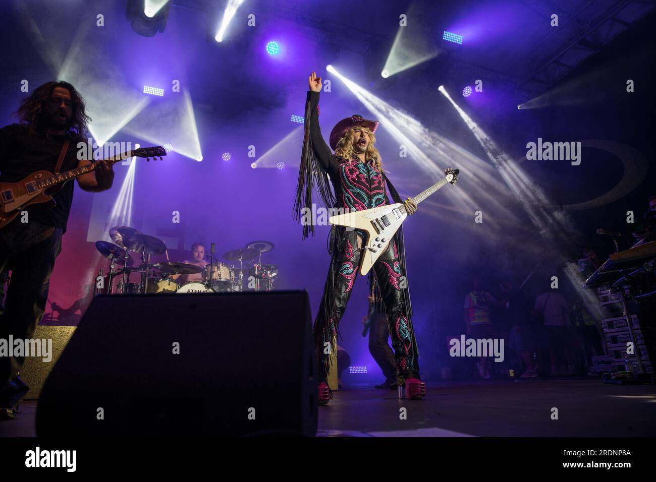 22 juillet 2023, Berlin, Allemagne : le 22 juillet 2023, le Christopher Street Day (CSD) de Berlin, également connu sous le nom de Berlin Pride, a culminé avec une performance mémorable du groupe de rock allemand Tokio Hotel à la porte historique de Brandebourg. L’événement annuel, qui défend les droits LGBTQ et préserve les espaces queer, a vu des milliers de participants marcher dans les rues de la ville dans un vibrant signe de solidarité. Le groupe, dirigé par le chanteur Bill Kaulitz, le guitariste Tom Kaulitz, le bassiste Georg Listing et le batteur Gustav Schaefer, livre une performance électrisante et poignante. Leur performance était un mus Banque D'Images