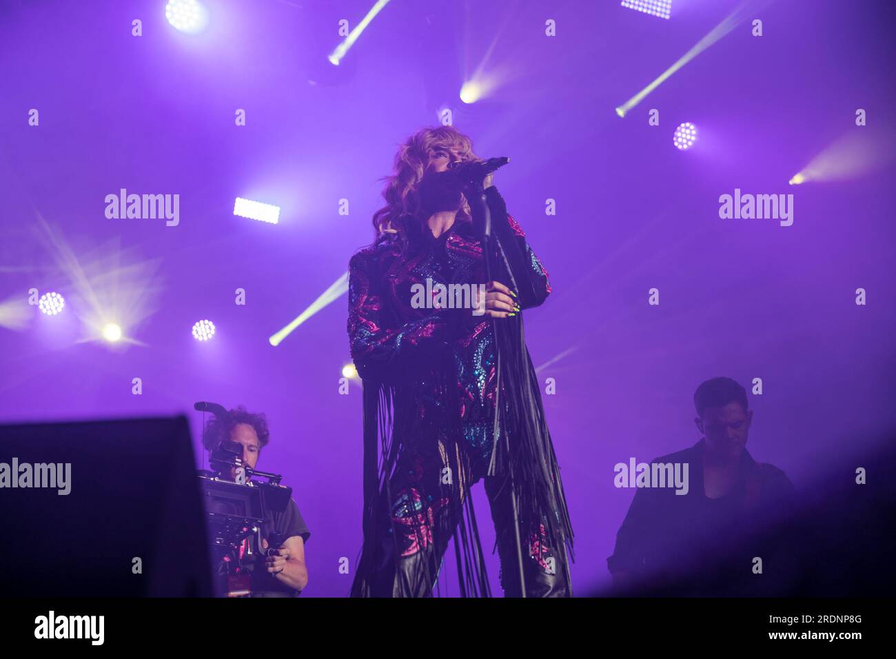 22 juillet 2023, Berlin, Allemagne : le 22 juillet 2023, le Christopher Street Day (CSD) de Berlin, également connu sous le nom de Berlin Pride, a culminé avec une performance mémorable du groupe de rock allemand Tokio Hotel à la porte historique de Brandebourg. L’événement annuel, qui défend les droits LGBTQ et préserve les espaces queer, a vu des milliers de participants marcher dans les rues de la ville dans un vibrant signe de solidarité. Le groupe, dirigé par le chanteur Bill Kaulitz, le guitariste Tom Kaulitz, le bassiste Georg Listing et le batteur Gustav Schaefer, livre une performance électrisante et poignante. Leur performance était un mus Banque D'Images