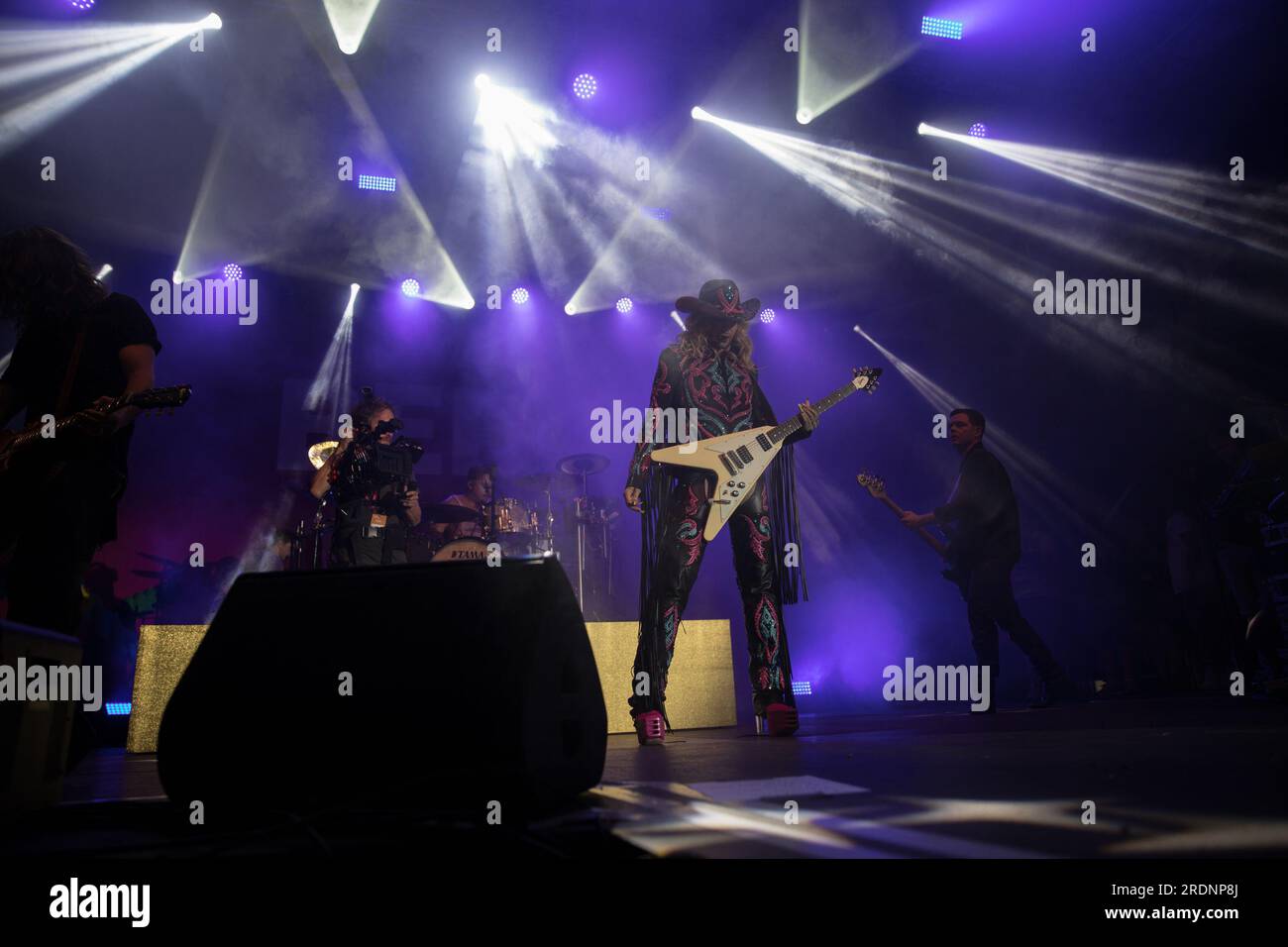 22 juillet 2023, Berlin, Allemagne : le 22 juillet 2023, le Christopher Street Day (CSD) de Berlin, également connu sous le nom de Berlin Pride, a culminé avec une performance mémorable du groupe de rock allemand Tokio Hotel à la porte historique de Brandebourg. L’événement annuel, qui défend les droits LGBTQ et préserve les espaces queer, a vu des milliers de participants marcher dans les rues de la ville dans un vibrant signe de solidarité. Le groupe, dirigé par le chanteur Bill Kaulitz, le guitariste Tom Kaulitz, le bassiste Georg Listing et le batteur Gustav Schaefer, livre une performance électrisante et poignante. Leur performance était un mus Banque D'Images