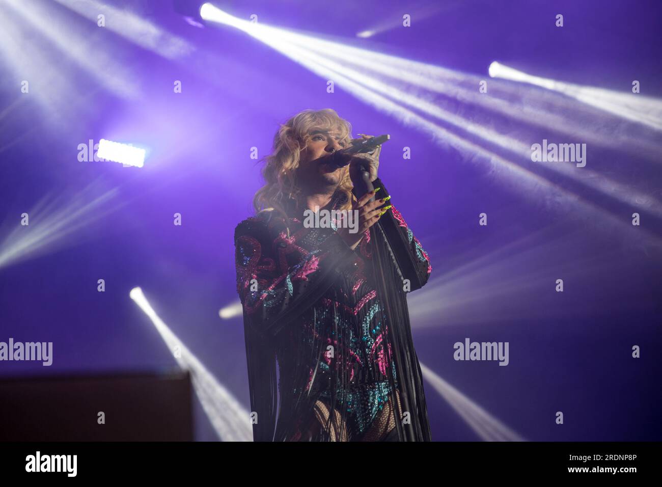 22 juillet 2023, Berlin, Allemagne : le 22 juillet 2023, le Christopher Street Day (CSD) de Berlin, également connu sous le nom de Berlin Pride, a culminé avec une performance mémorable du groupe de rock allemand Tokio Hotel à la porte historique de Brandebourg. L’événement annuel, qui défend les droits LGBTQ et préserve les espaces queer, a vu des milliers de participants marcher dans les rues de la ville dans un vibrant signe de solidarité. Le groupe, dirigé par le chanteur Bill Kaulitz, le guitariste Tom Kaulitz, le bassiste Georg Listing et le batteur Gustav Schaefer, livre une performance électrisante et poignante. Leur performance était un mus Banque D'Images