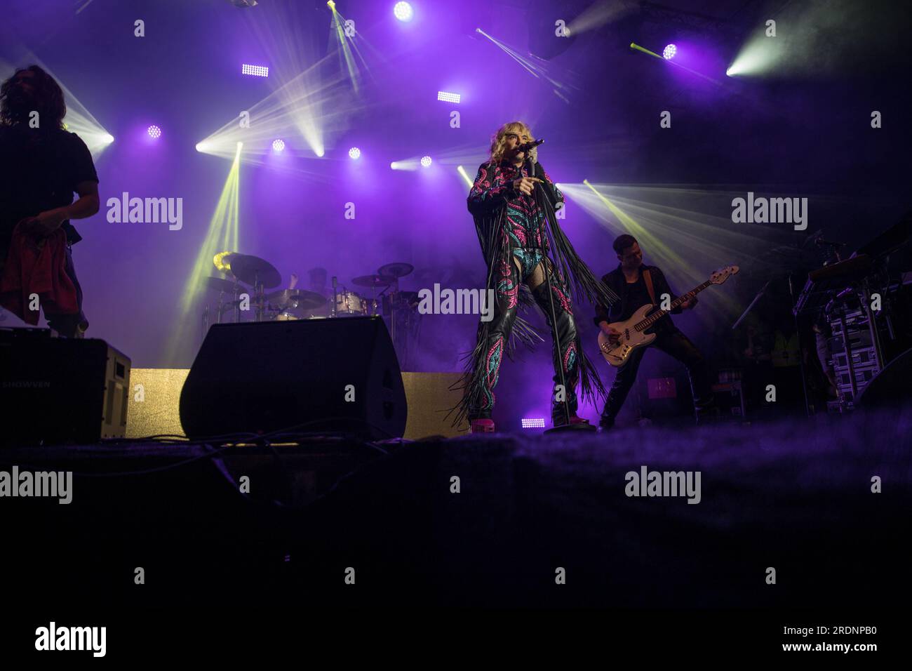 22 juillet 2023, Berlin, Allemagne : le 22 juillet 2023, le Christopher Street Day (CSD) de Berlin, également connu sous le nom de Berlin Pride, a culminé avec une performance mémorable du groupe de rock allemand Tokio Hotel à la porte historique de Brandebourg. L’événement annuel, qui défend les droits LGBTQ et préserve les espaces queer, a vu des milliers de participants marcher dans les rues de la ville dans un vibrant signe de solidarité. Le groupe, dirigé par le chanteur Bill Kaulitz, le guitariste Tom Kaulitz, le bassiste Georg Listing et le batteur Gustav Schaefer, livre une performance électrisante et poignante. Leur performance était un mus Banque D'Images