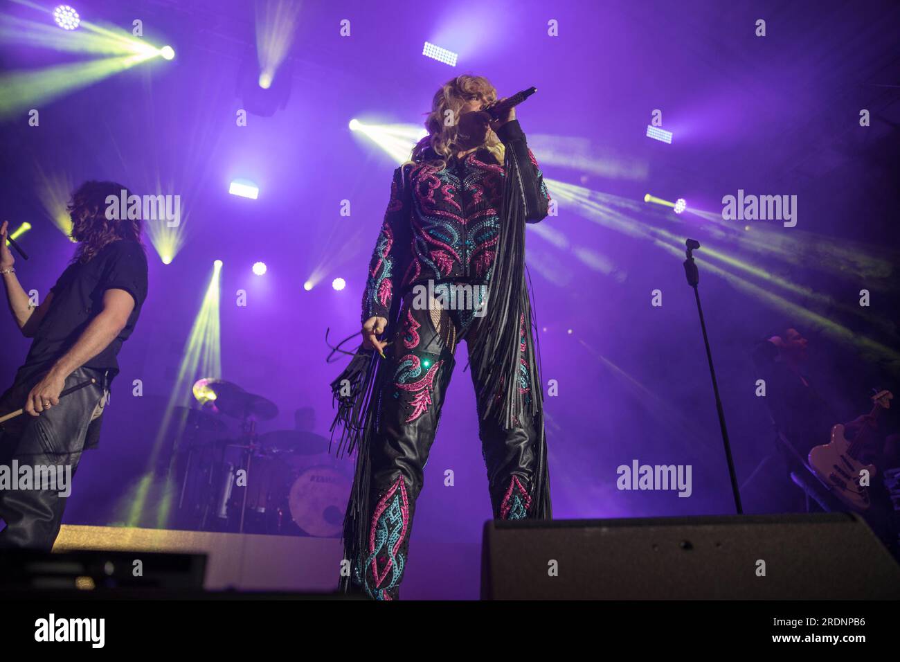 22 juillet 2023, Berlin, Allemagne : le 22 juillet 2023, le Christopher Street Day (CSD) de Berlin, également connu sous le nom de Berlin Pride, a culminé avec une performance mémorable du groupe de rock allemand Tokio Hotel à la porte historique de Brandebourg. L’événement annuel, qui défend les droits LGBTQ et préserve les espaces queer, a vu des milliers de participants marcher dans les rues de la ville dans un vibrant signe de solidarité. Le groupe, dirigé par le chanteur Bill Kaulitz, le guitariste Tom Kaulitz, le bassiste Georg Listing et le batteur Gustav Schaefer, livre une performance électrisante et poignante. Leur performance était un mus Banque D'Images