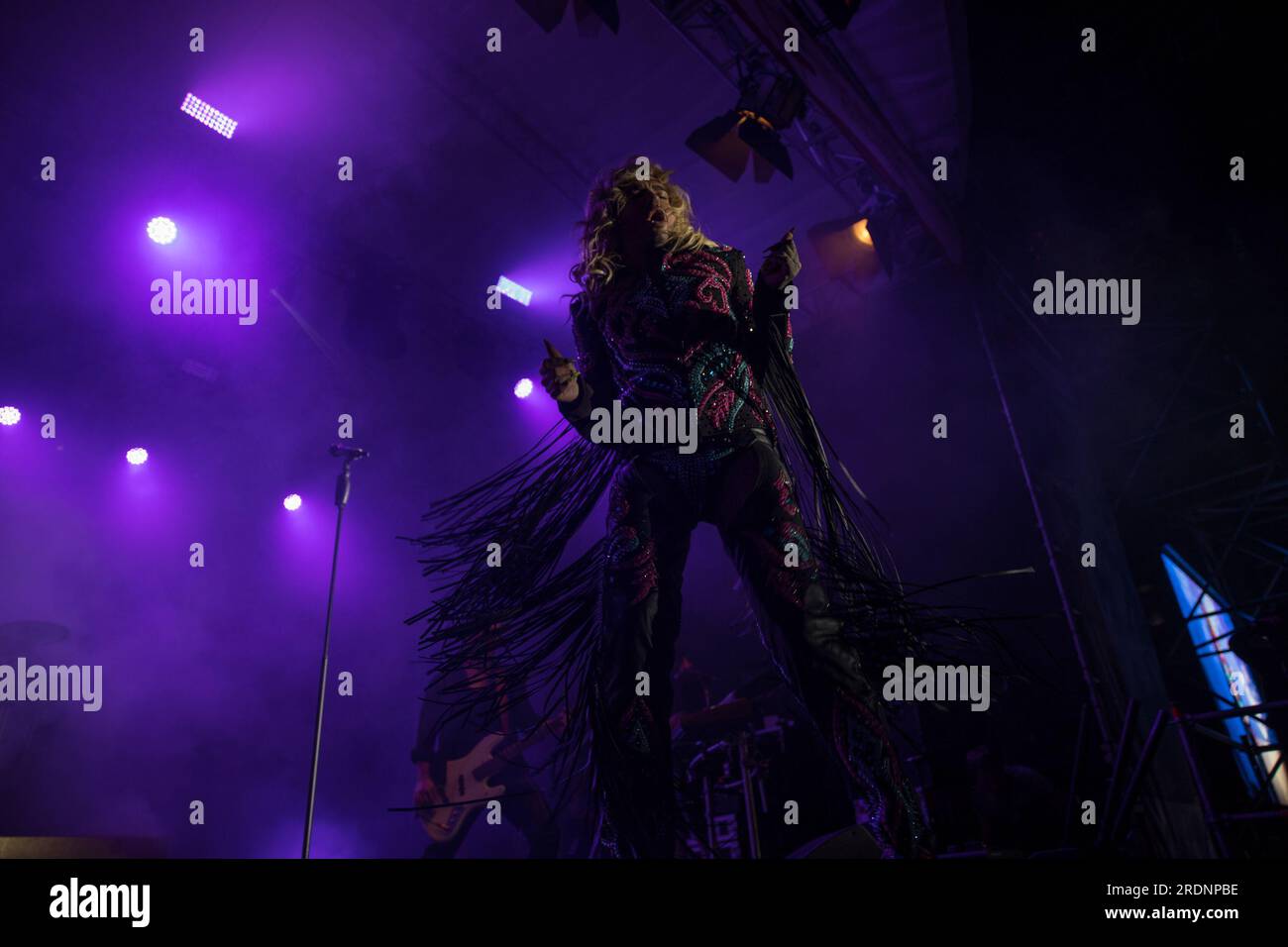 22 juillet 2023, Berlin, Allemagne : le 22 juillet 2023, le Christopher Street Day (CSD) de Berlin, également connu sous le nom de Berlin Pride, a culminé avec une performance mémorable du groupe de rock allemand Tokio Hotel à la porte historique de Brandebourg. L’événement annuel, qui défend les droits LGBTQ et préserve les espaces queer, a vu des milliers de participants marcher dans les rues de la ville dans un vibrant signe de solidarité. Le groupe, dirigé par le chanteur Bill Kaulitz, le guitariste Tom Kaulitz, le bassiste Georg Listing et le batteur Gustav Schaefer, livre une performance électrisante et poignante. Leur performance était un mus Banque D'Images