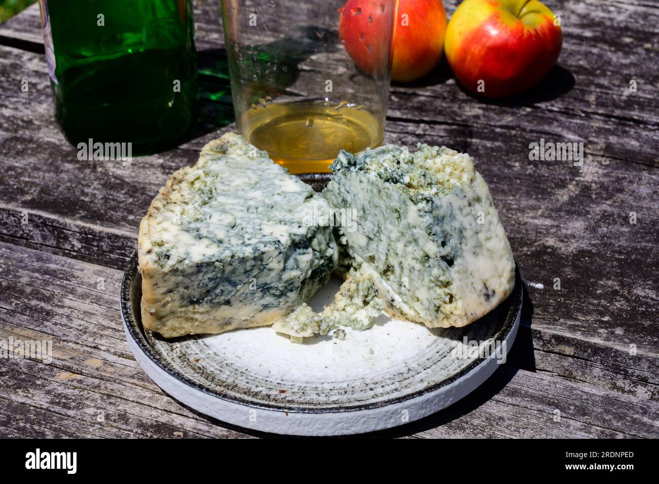 Le fromage de lait de vache bleue Cabrales et le cidre de pomme sont fabriqués en verre par les agriculteurs ruraux des Asturies, en Espagne, Las Arenas dans les montagnes Picos de Europa, sur le vieux woo Banque D'Images