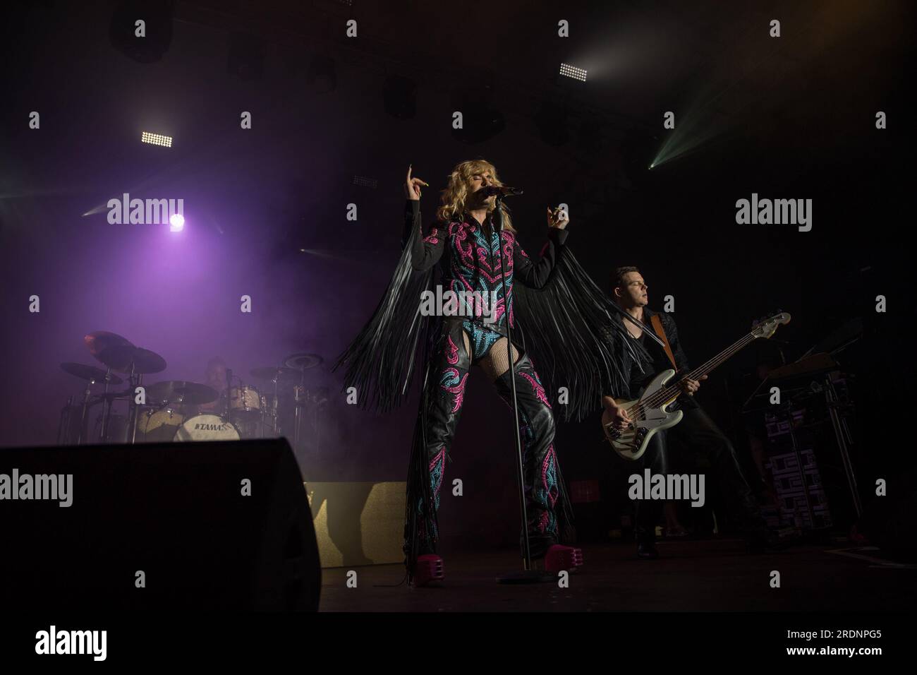 22 juillet 2023, Berlin, Allemagne : le 22 juillet 2023, le Christopher Street Day (CSD) de Berlin, également connu sous le nom de Berlin Pride, a culminé avec une performance mémorable du groupe de rock allemand Tokio Hotel à la porte historique de Brandebourg. L’événement annuel, qui défend les droits LGBTQ et préserve les espaces queer, a vu des milliers de participants marcher dans les rues de la ville dans un vibrant signe de solidarité. Le groupe, dirigé par le chanteur Bill Kaulitz, le guitariste Tom Kaulitz, le bassiste Georg Listing et le batteur Gustav Schaefer, livre une performance électrisante et poignante. Leur performance était un mus Banque D'Images